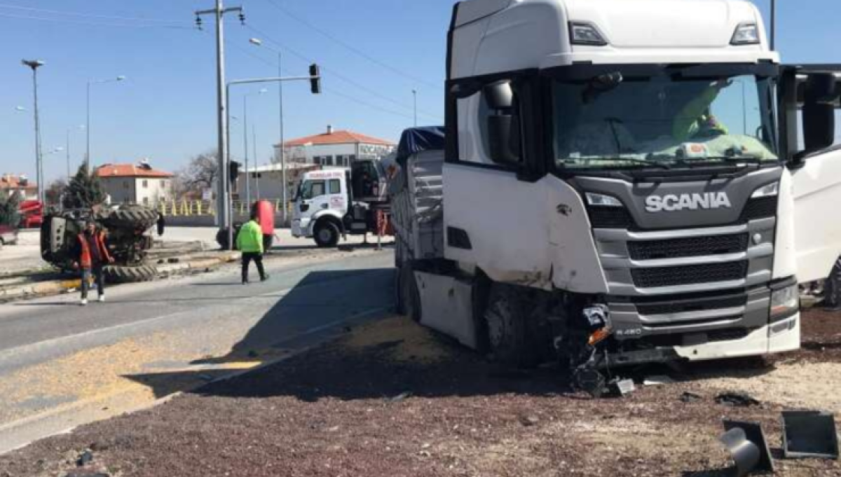 EREĞLİ’DE KORKUTAN KAZA: TIR’LA ÇARPIŞAN TRAKTÖR İKİYE BÖLÜNDÜ